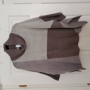 MARLAWYNNE lt/drk grey colorblock pattern poncho with turtleneck.